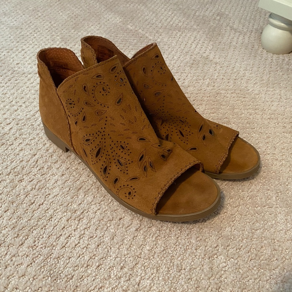 Tan open toe Jasper bootie✨